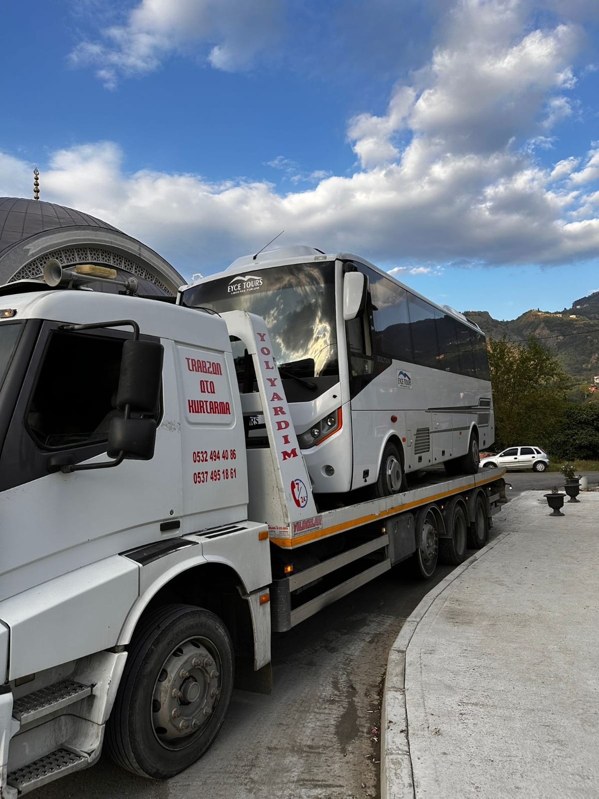 Çekici üzerinde taşınan midibüs