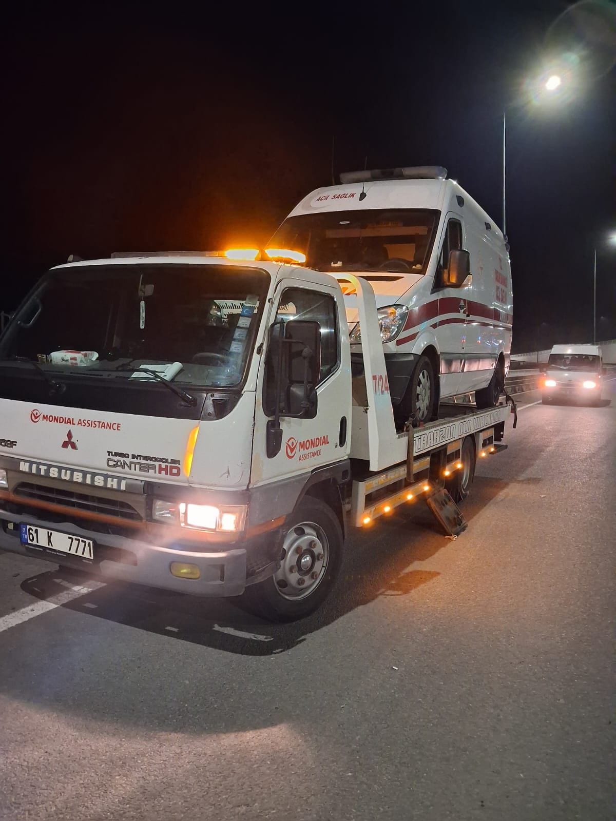 Gece otoyolda otobüs taşıyan çekici