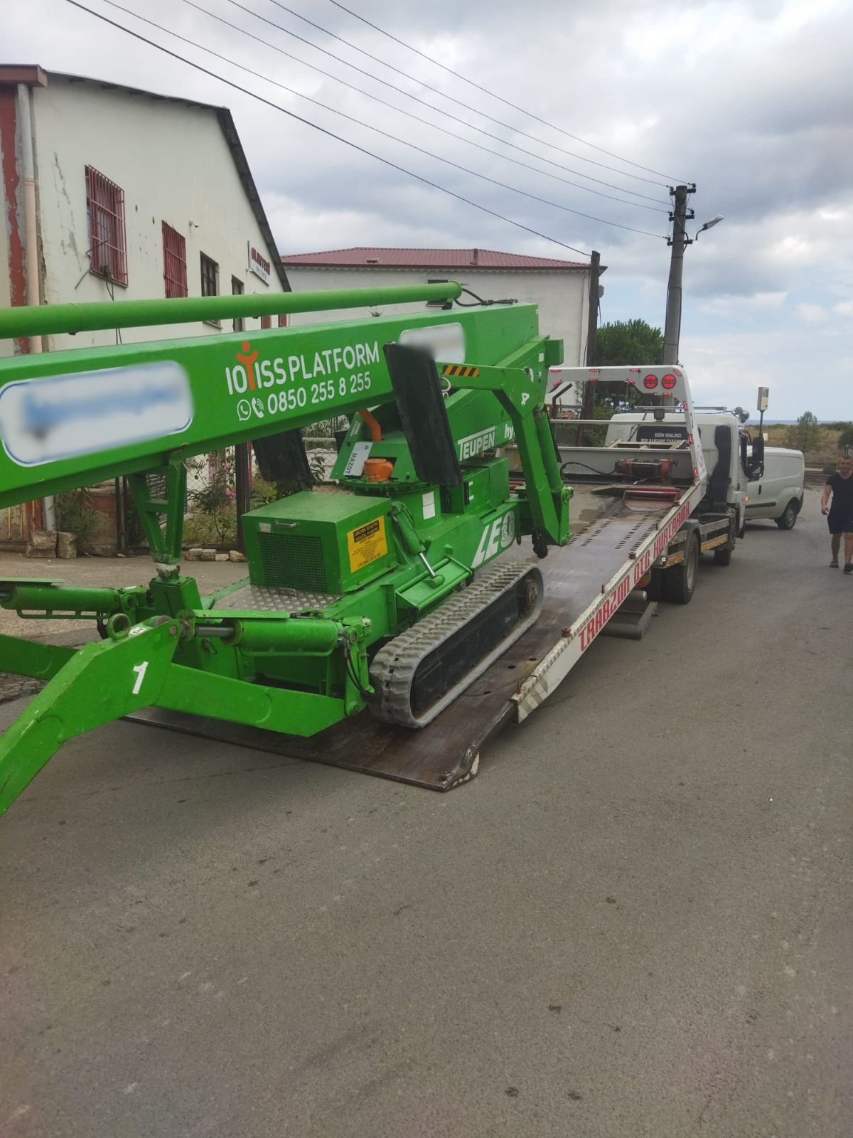 Kayar kasa üzerinde taşınan eklemli iş makinesi