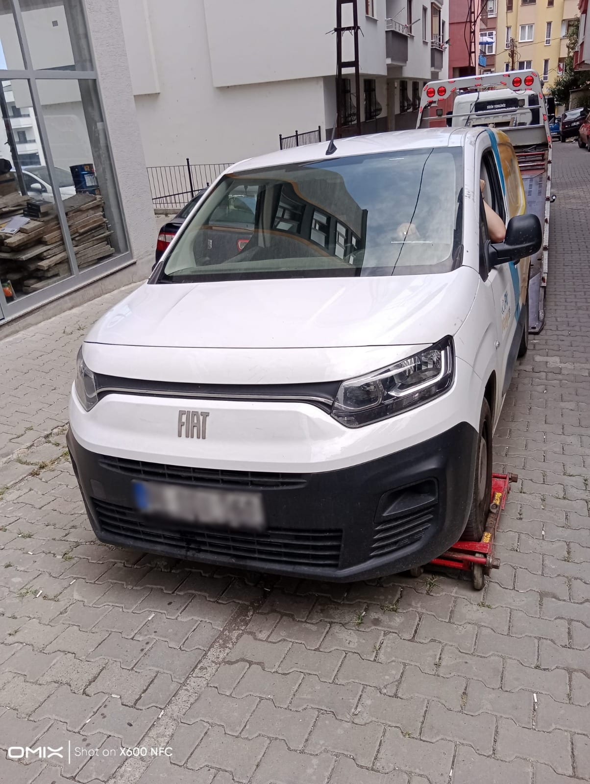 Şehir içinde kayar kasaya yüklenen beyaz panelvan