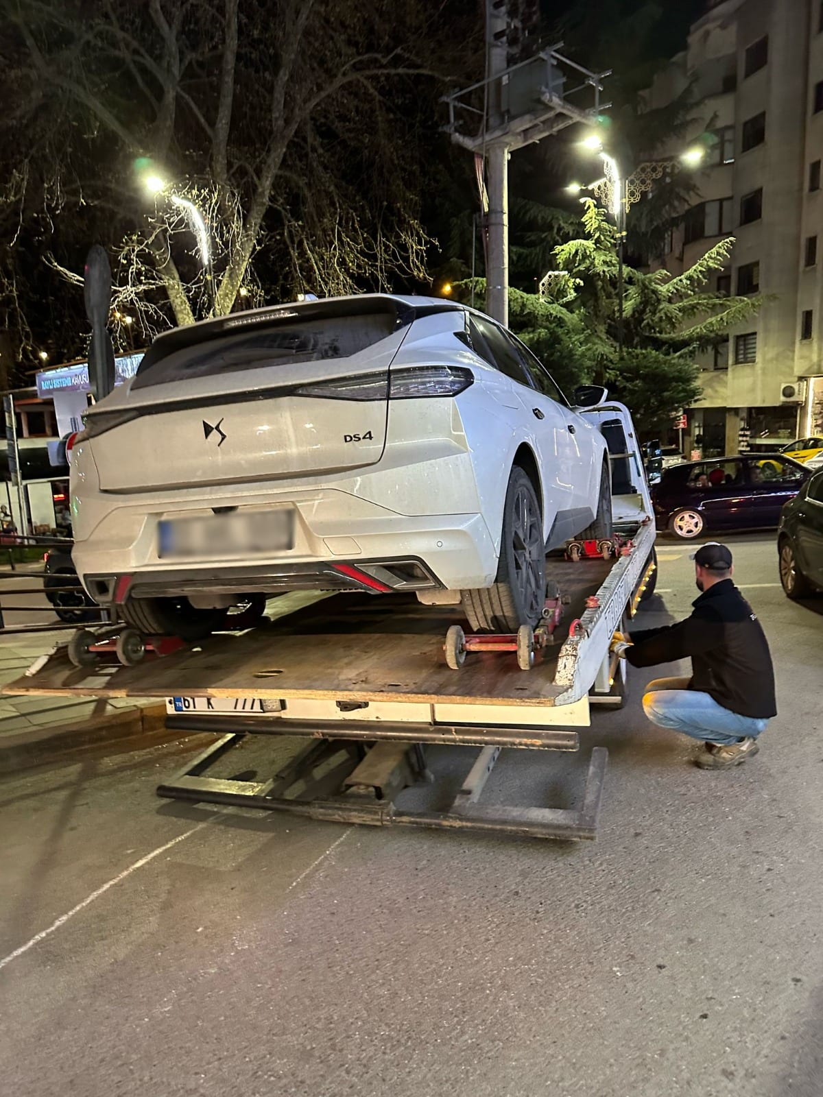 Kayar kasa üzerinde bağlanan beyaz otomobil