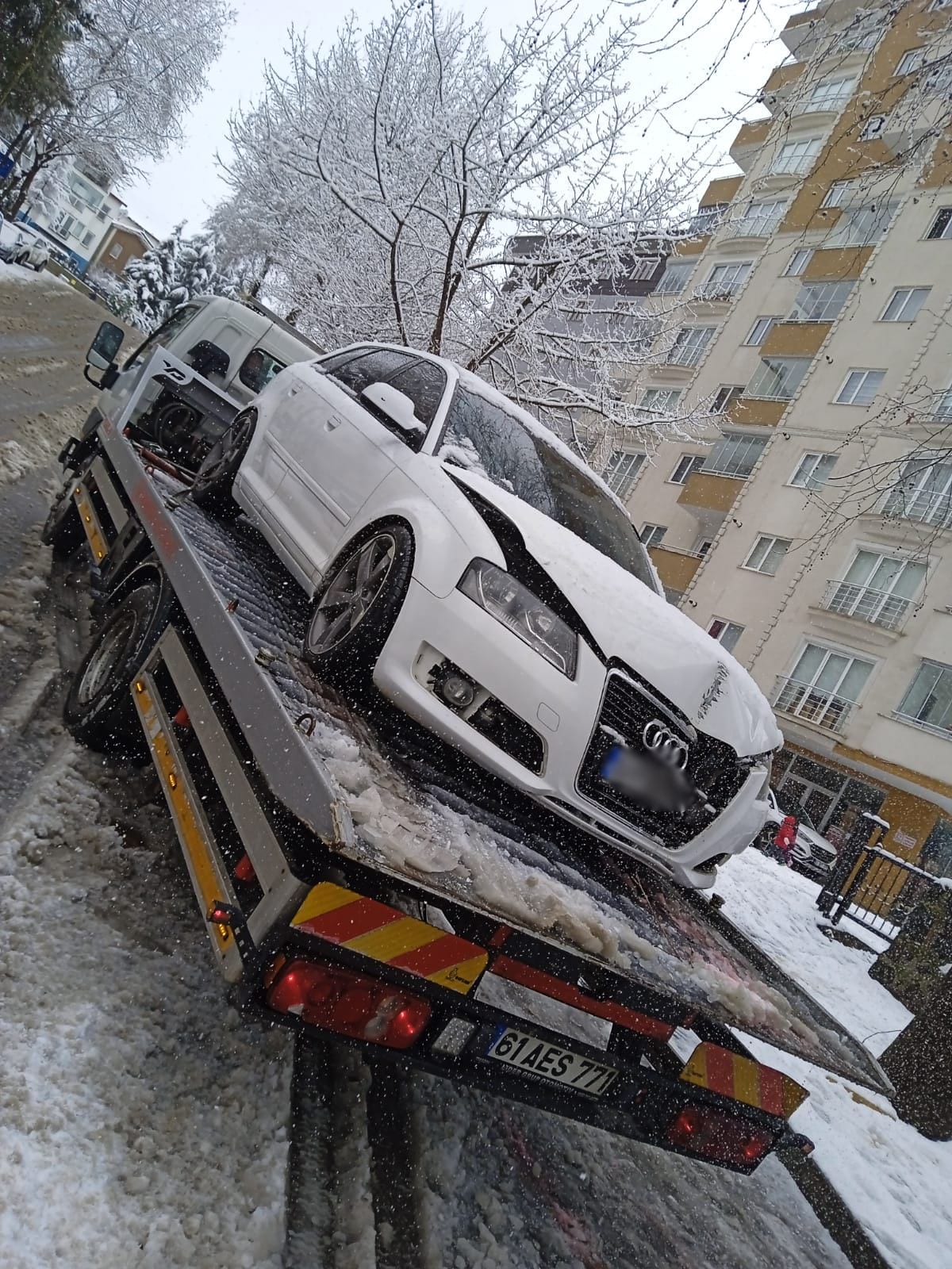Kış şartlarında kaza yapan aracın kayar kasaya yüklenmesi