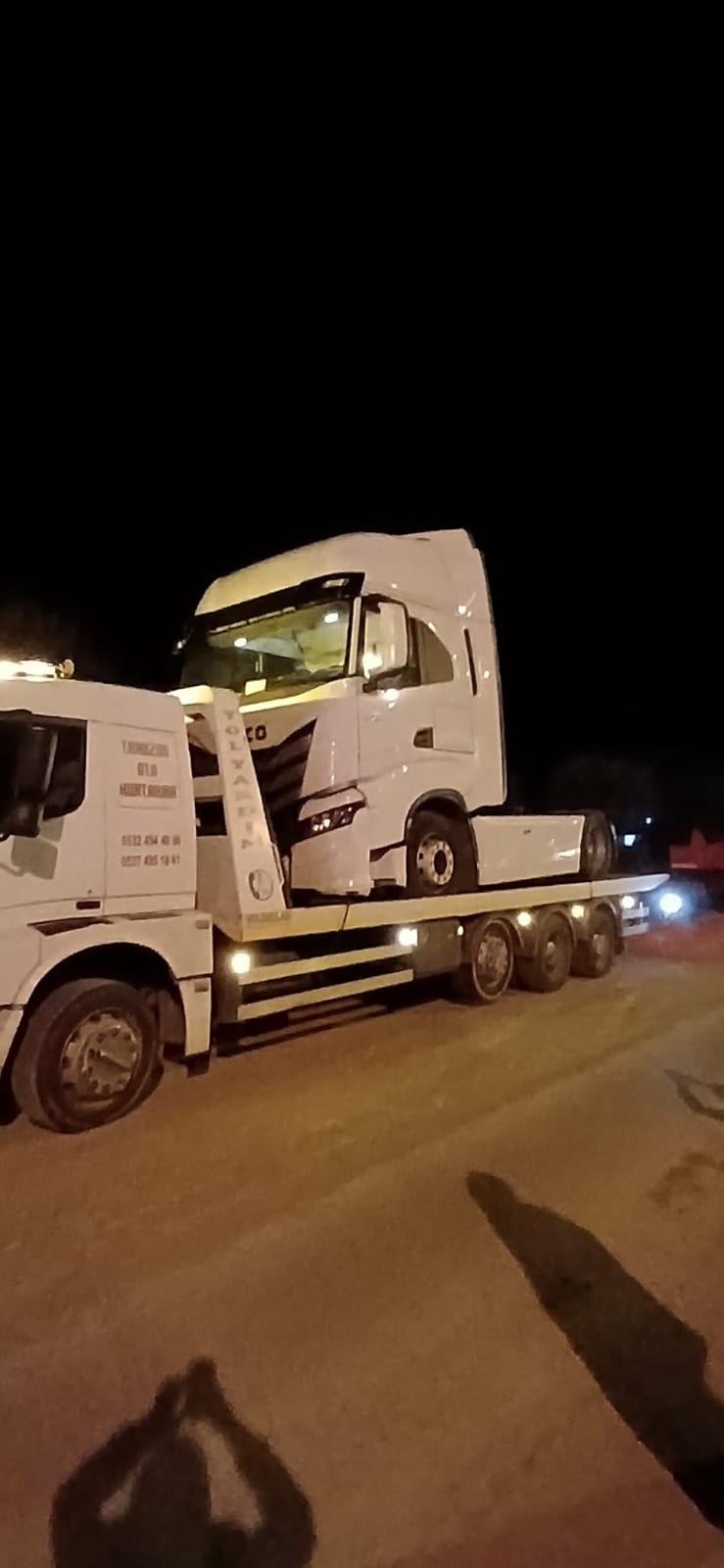 Lowbed üzerinde taşınan tır çekici kabini
