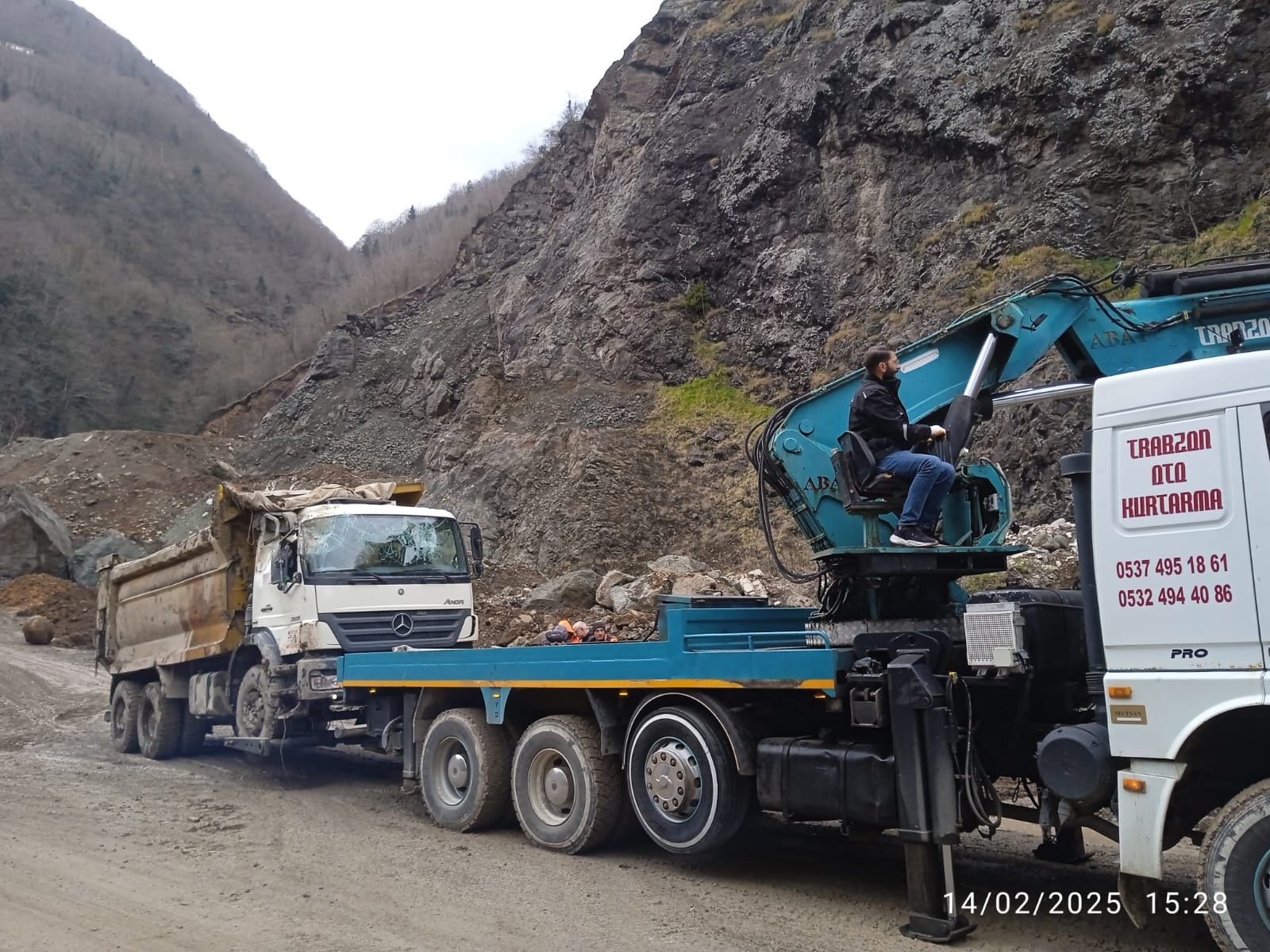Dağ yolunda vinçli kamyon ile kurtarma operasyonu